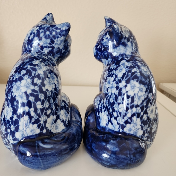 Pair Of Staffordshire Calico Cats- Blue And White Figurines - Picture 4 of 8